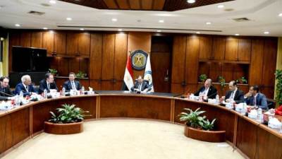 وزير البترول يلتقي الوفد الاقتصادي اليوناني لتعميق التعاون في قطاع الطاقة