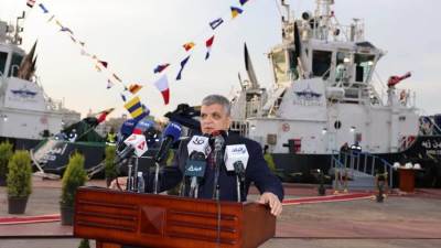 الفريق أسامة ربيع يشهد مراسم رفع العلم المصري على القاطرة الجديدة