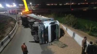 انقلاب سيارة نقل محملة بـ60 طن قمح في الدقهلية