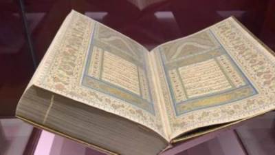 الملك سلمان يوافق على تزويد الحرمين الشريفين بـ150 ألف نسخة من المصحف