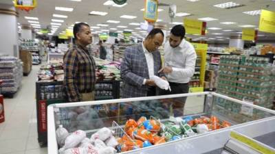 التنمية المحلية تتفقد عدد من السلاسل التجارية لبيع المواد الغذائية بالمنيا الجديدة