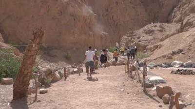 النجوم يصعدوا جبل الطويلات بأرض سيناء (دهب) لغناء إعلان بنك مصر