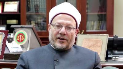 ما حكم قراءة المرأة الحائض للقرآن ومس المصحف؟.. المفتي يوضح