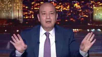 عمرو أديب يستنكر الهجوم على حسين فهمي.. ايه يعني لما يعمل إعلان بوكسرات