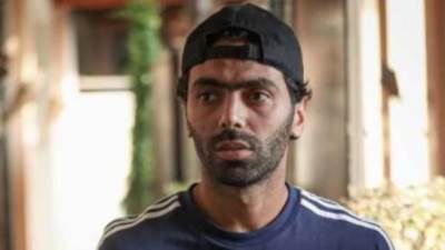 حسين الشحات يصل مسجد السيدة نفسية لتشييع جثمان زوج والدته