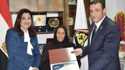 الحاجة زبيدة تتحرر من الأمية بعد بلوغها 87 عاما.. العلم ملوش سن