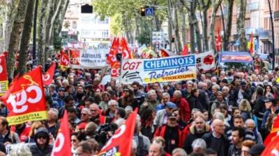 الإضرابات العمالية في فرنسا تكدس الملايين من براميل النفط في الناقلات