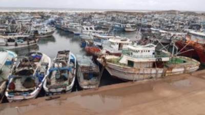 توقف حركة الملاحة فى ميناء الصيد والبحر المتوسط بكفر الشيخ لارتفاع الأمواج