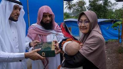 وزارة الشؤون الإسلامية تنفذ برنامج خادم الحرمين لتفطير الصائمين في الجزر المتضررة من الزلازل بإندونيسيا