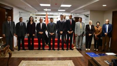 وزير الرياضة يلتقي رئيس الجامعة البريطانية في القاهرة