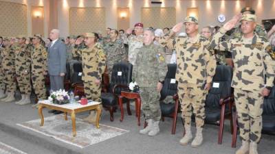 القوات المسلحة تنظم زيارة للملحقين العسكريين العرب والأجانب للصاعقة والمظلات