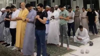 المصلون يؤدون الصلاة بالمسجد الحرام فى سطح التوسعة السعودية الثالثة