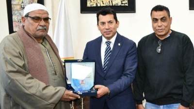 وزير الرياضة يكرم اسرة الشهيد سليمان علي سليمان ويطلق اسمه علي احد مراكز الشباب بالقليوبية