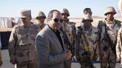 السيسي يعبر عن سعادته بتواجده وسط مقاتلي القوات المسلحة شرق قناة السويس
