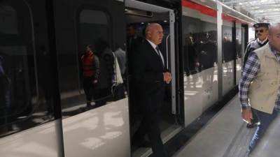 وزير النقل يتفقد انتظام العمل بمحطة عدلي منصور ويستقل أحد قطارات LRT