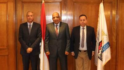 وزير قطاع الاعمال العام يشهد توقيع تسوية بين "النيل لحليج الأقطان" و القابضة للتشييد والتعمير