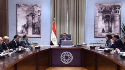 رئيس الوزراء يناقش مقترحات التوسع فى إقامة مشروعات تعمل بنظام المناطق الحرة