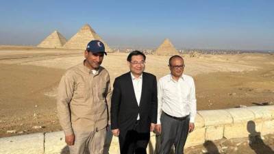 وزير الثقافة والسياحة الصيني يزور منطقة أهرامات الجيزة 