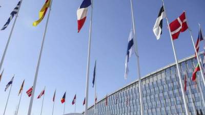 رفع العلم الفنلندي في مقر الناتو خلال مراسم انضمامها الرسمي للحلف