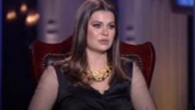 يسرا اللوزي تكشف سر ارتدائها ملابس بيضاء في عزاء والدها.. عشان ارتاح