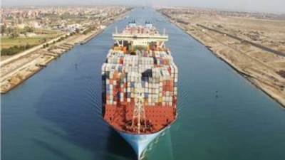 تصادم سفينتي شحن بقناة السويس بمنطقة البحيرات المرة