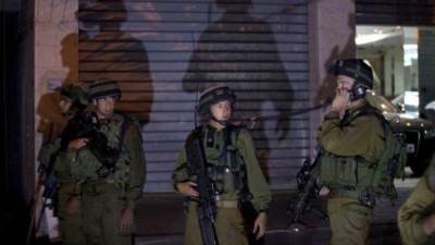 الاحتلال الإسرائيلي يقتحم مخيم العروب شمال الخليل ويعتقل طفلا