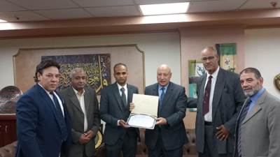 "مختار توفيق" يكرم أحد العاملين لإعادته مبلغ عثر عليه قدره (مليون ومائتان ألف جنيه) 