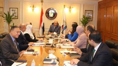 وزير قطاع الأعمال يجتمع بالرؤساء التنفيذيين للشركات القابضة لمتابعة خطط العمل