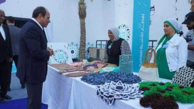 الرئيس السيسي يتفقد معرض الاسره المنتجة بحي الأسمرات