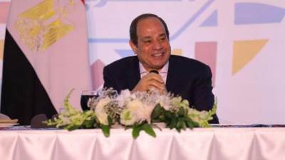 الرئيس السيسي يدير حوارا مفتوحا مع المواطنين فى الأسمرات