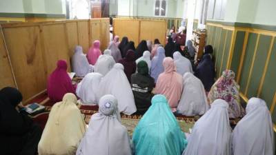 الأزهر للفتوى يبيح للمرأة الخروج لصلاة التروايح بالمسجد.. ولكن بشروط