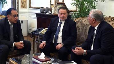 مدبولى يتابع موقف توفير احتياجات السوق من الأعلاف والذرة الصفراء وفول الصويا