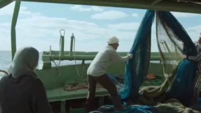 مشادة بين الصيادين بمركب منى زكي.. تحت الوصاية الحلقة 3