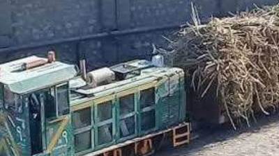 خروج قطار عن القضبان واصطدامه بمنزل في أسوان