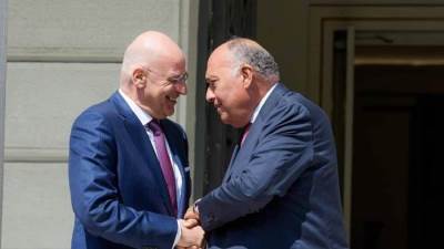 وزير الخارجية يجري مباحثات مع نظيره اليوناني وينقل رسالة شفهية من الرئيس