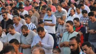 إقامة صلاة العيد في جميع المساجد التي تقام بها الجمعة والساحات