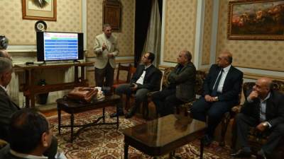 وزير قطاع الأعمال يبدأ زيارته إلى "غزل المحلة" بلقاء محافظ الغربية ومجلس إدارة الشركة 