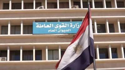 القوى العاملة تحذر من الرسائل الوهمية بشأن منح العمالة غير المنتظمة