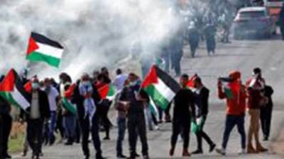 إصابة عشرات المواطنين الفلسطينيين بالإختناق خلال قمع قوات الاحتلال الإسرائيلي