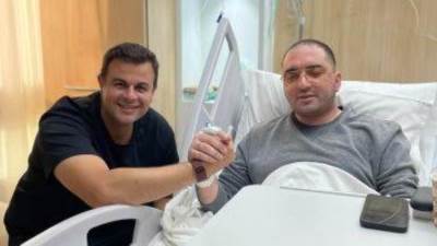 نجل محمد ثروت يعود إلى مصر بعد رحلة علاجه بألمانيا