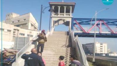 ضبط صاحب مغسلة بالإسكندرية ينشر السجاد أعلى كوبري طريق المحمودية