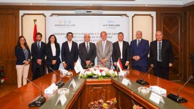 وزير الطيران يلتقى وفدا لبحث الفرص الاستثمارية فى الخدمات اللوجستية بمطار القاهرة