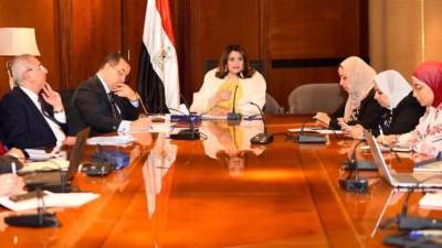 وزيرة الهجرة تترأس اجتماعًا عاجلًا لمناقشة أزمة طلابنا في السودان