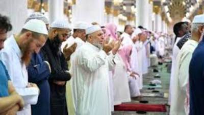 جموع المصلين تشهد ختم القرآن في صلاة التراويح بالمسجد النبوي