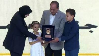 الرئيس السيسي يكرم عددا من أسر شهداء القوات المسلحة والشرطة