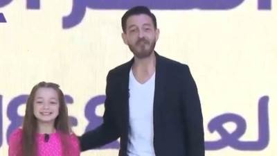 الرئيس السيسي يداعب ابنة أحمد زاهر في احتفالية أبناء الشهداء بعيد الفطر