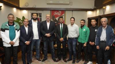 الغزاوي يهدي درع وعلم الأهلي لرئيس بعثة الرجاء المغربي