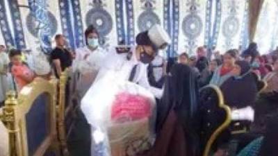 الداخلية تشارك المواطنين الاحتفال بعيد الفطر وتوزيع عبوات الكعك على أهالي الأسمرات