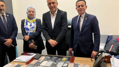 جمارك مطار القاهرة تضبط محاولة تهريب عدد من الهواتف المحمولة 