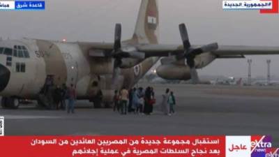مصريون عائدون من السودان: شكرا للرئيس السيسي والقوات المسلحة.. الوضع هناك أصعب مما يتخيل أحد